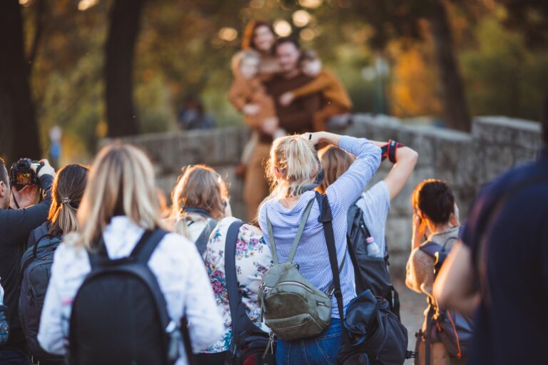 旅游高峰期省钱攻略