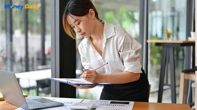 本文介紹了查詢勞保級距的多種方式，包括線上查詢、ATM查詢、電話查詢及臨櫃查詢等方法。勞保局e化服務系統、勞動保障卡、發卡銀行ATM、以及撥打專線或親自攜證至勞保局辦事處，都是常見的查詢途徑。文章提供了雇主與員工查詢勞保資料的詳細操作步驟與注意事項。
