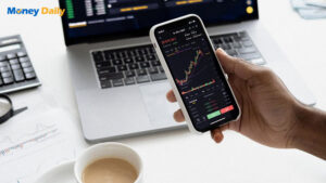 股票當沖指的是在同一個交易日內買入並賣出股票，利用短期價格波動獲利。本文將完整解析股票當沖的操作方法、優缺點及相關手續費，幫助投資者全面了解當沖交易，制定更有效的投資策略。